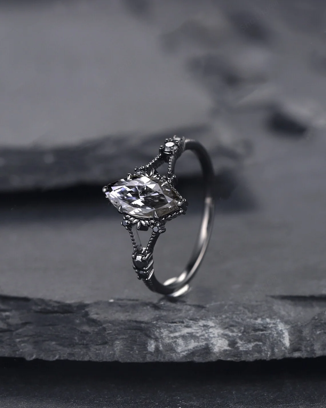 New Luxury Retro Gun Plated Black Ring Micro Set Zircon Ring Irregular Women's Banquet Jewelry