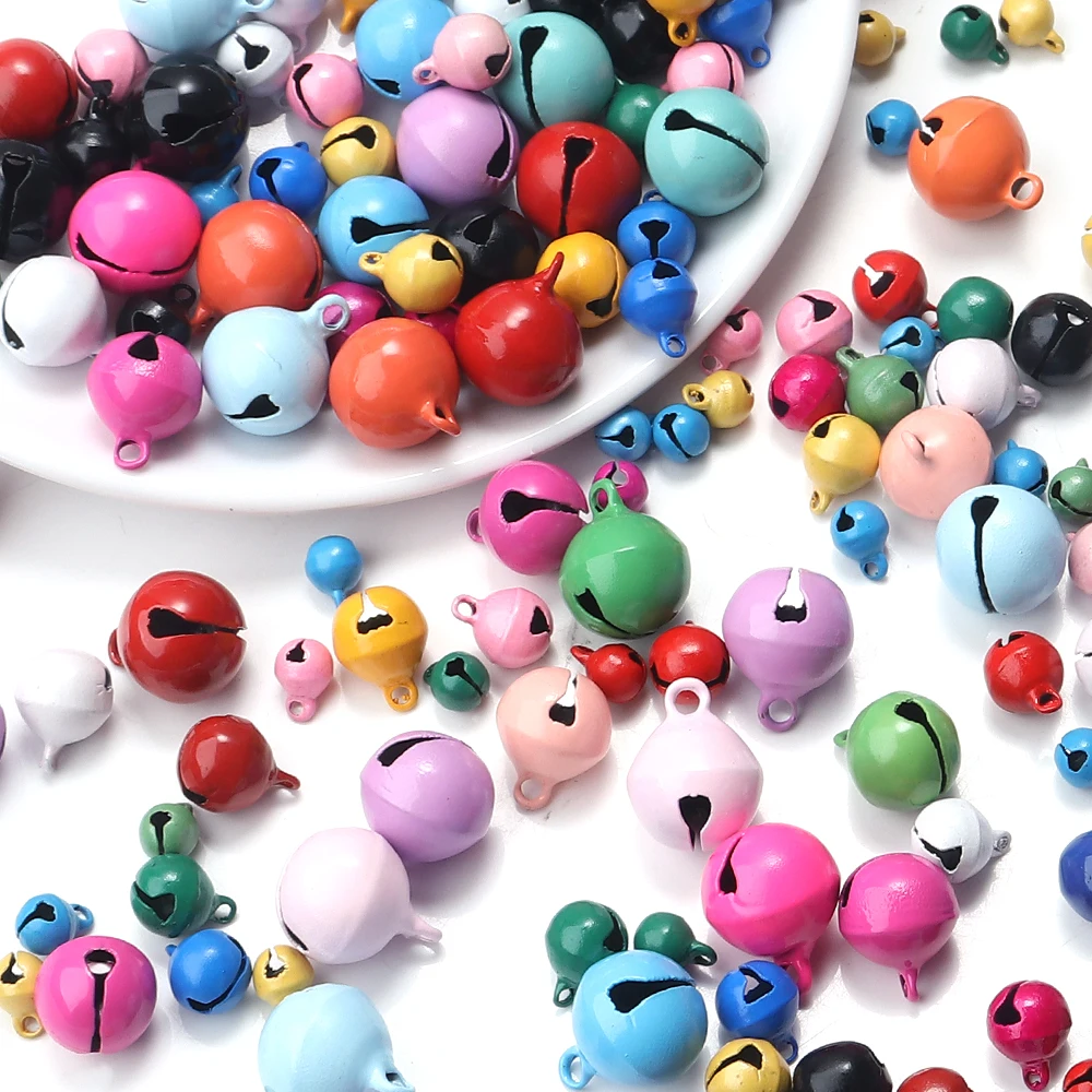50pcs / lote pintado color campanas cuentas redonda mini campana ornamentos para joyería haciendo bricolaje pulsera collar pendiente accesorios de decoración