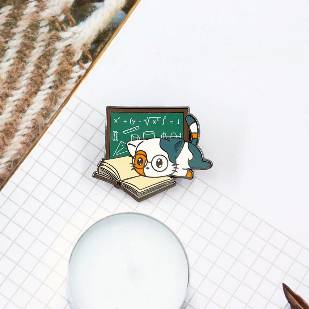 لطيف الكرتون الحيوان شارة معدنية تعلم الرياضيات القط التلبيب دبوس بروش كتاب الطالب تعلم الطالب الذي يذاكر كثيرا عشاق هدية الملحقات