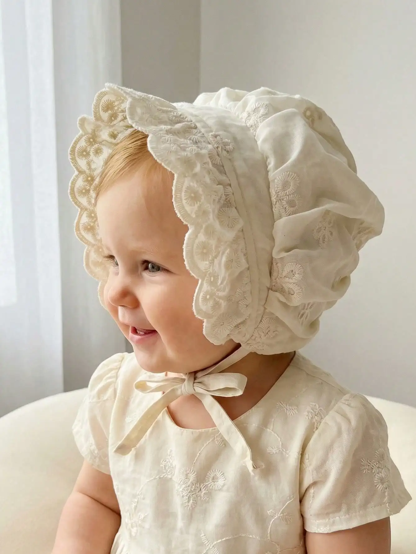 1 unidad Gorro de encaje blanco con flores para bebé niña de 6-18 meses, estilo retro con bordado elaborado, estilo corte, suave, para recién nacida