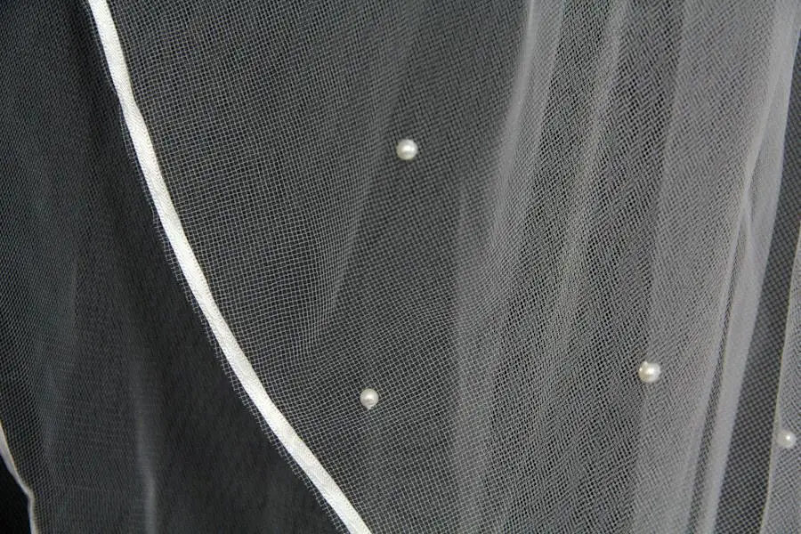 MisShow Short Bridal Veils Ivory Pearl Flower Ribbon Edge Shoulder Length Veil With Hair Comb Two/Three-layer Wedding Dress Veil