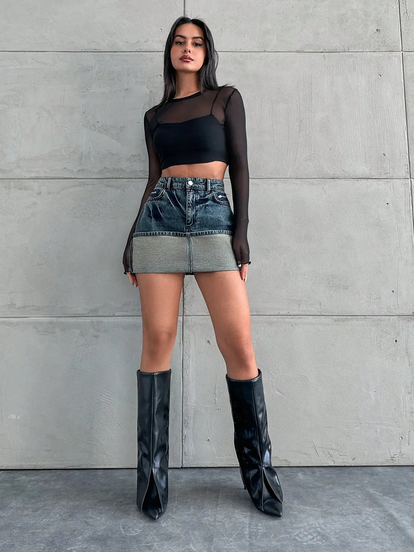 

Женская синяя мини-юбка из денима с контрастным подолом и эффектом потертости