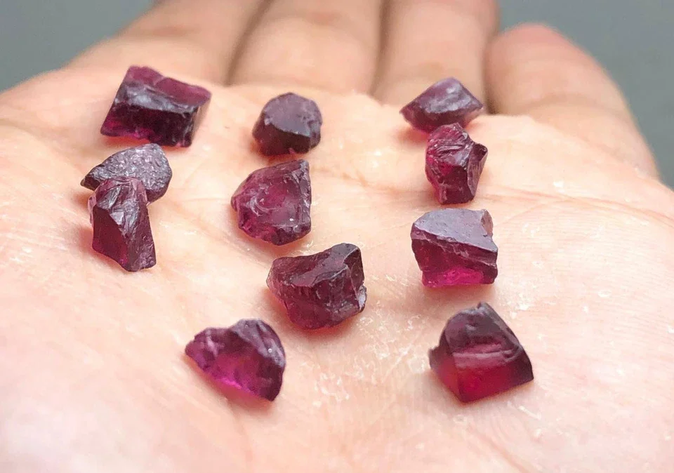 100Carat facet Grade Rough Rhodolite Garnet From Tanzania