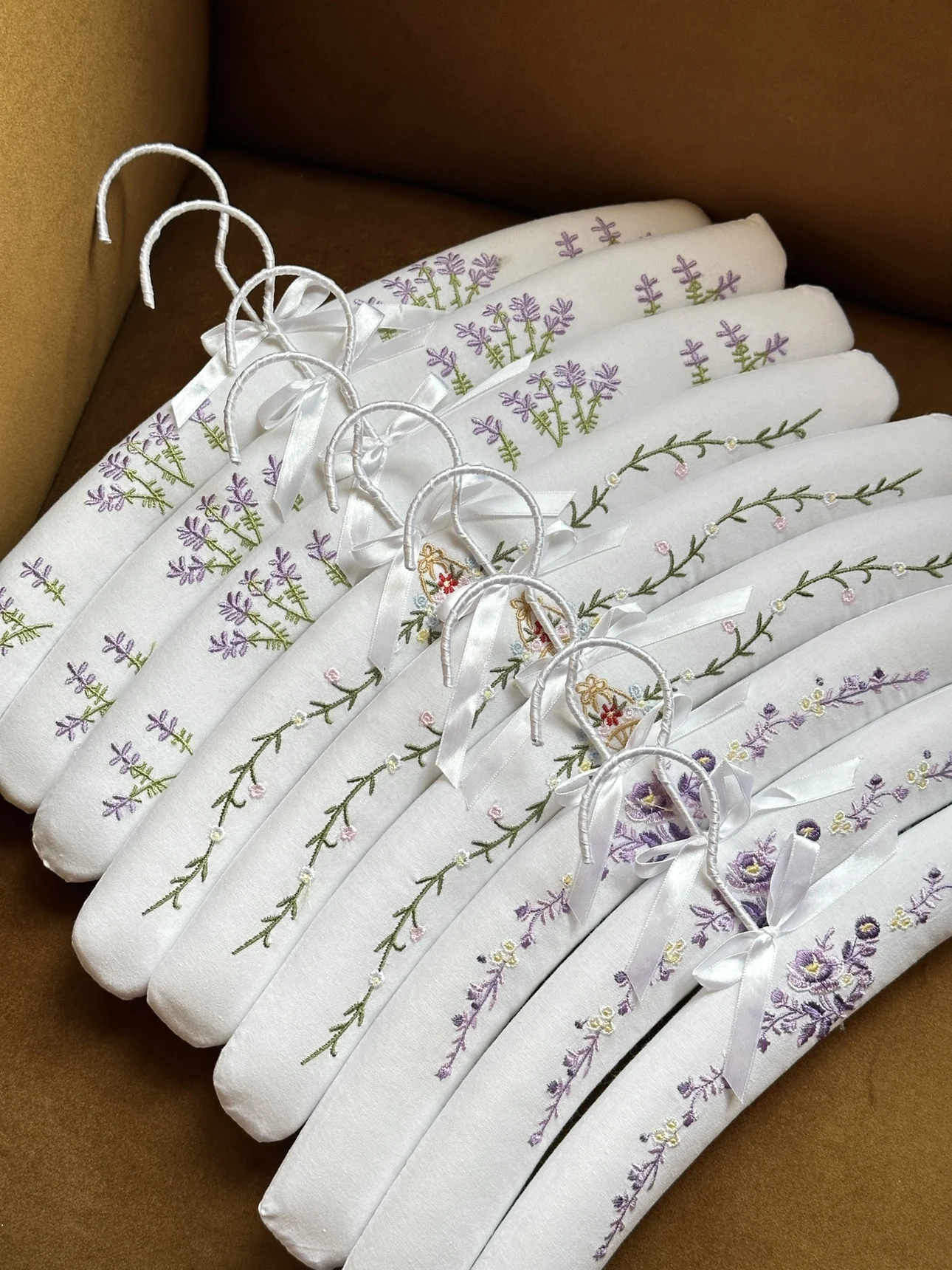 

Hanger plant flower lace embroidery high-end retro French adult 39cm European home suitable for wardrobe storage non-slip new