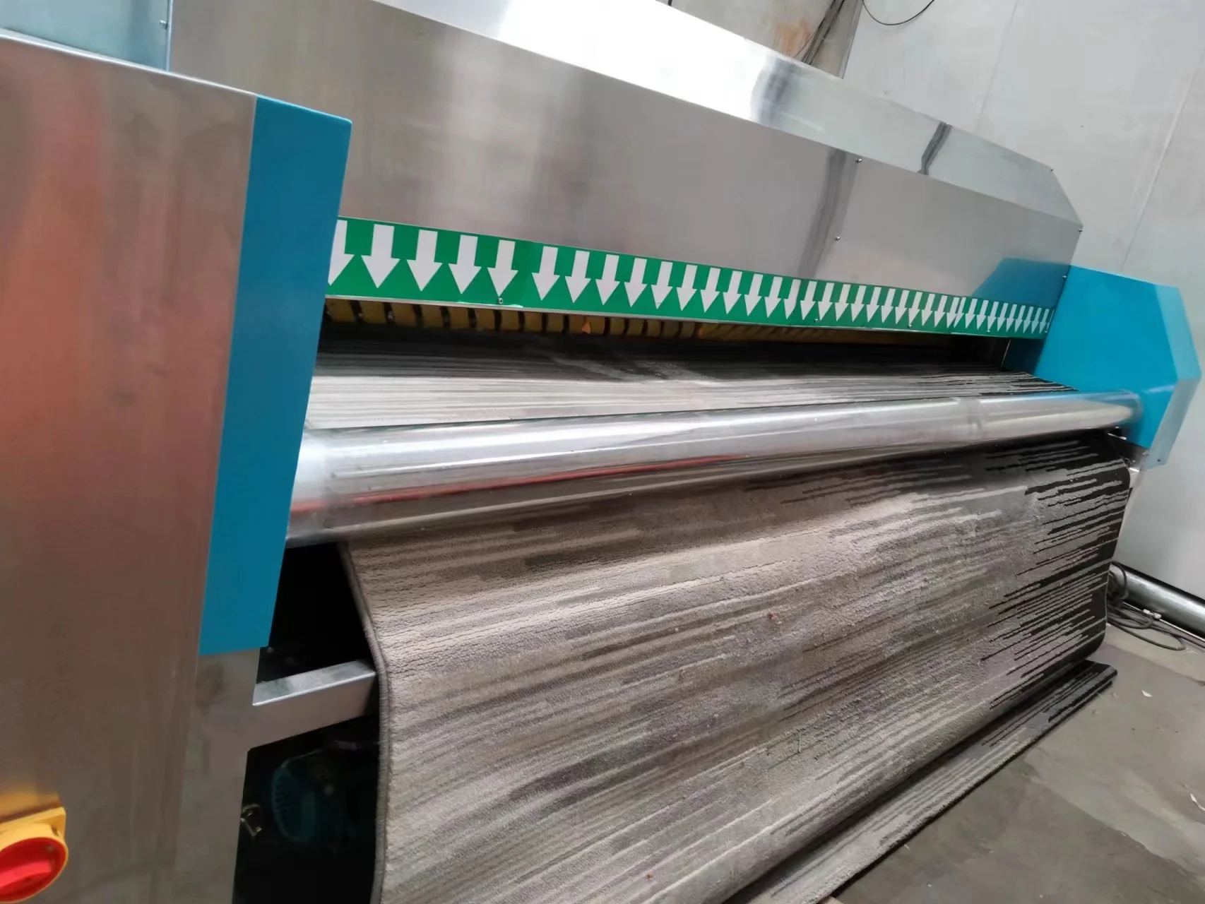 Aspiratore automatico commerciale per tappeti