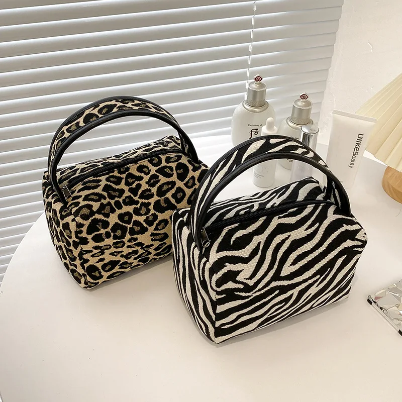 

Portable Leopard Makeup Bag Large Capacity Skincare Carrying Canvas Purse Waterproof Zipper Organizer Travel Makeup Bag Box