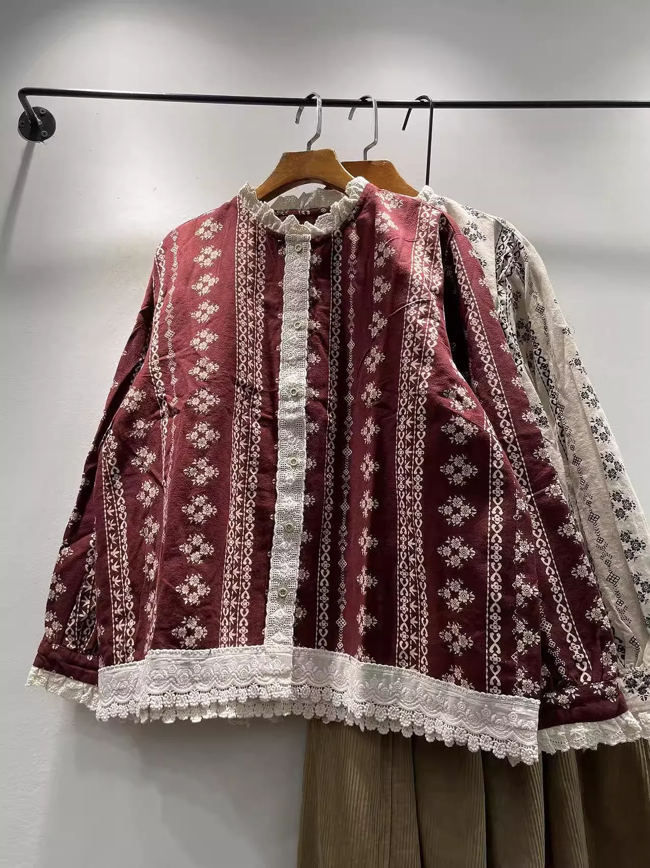 

2026 Элегантная женская блузка, роскошные брендовые женские рубашки с вышивкой, 100% хлопок, бежевые, черные, красные блузки с длинными рукавами и вышивкой