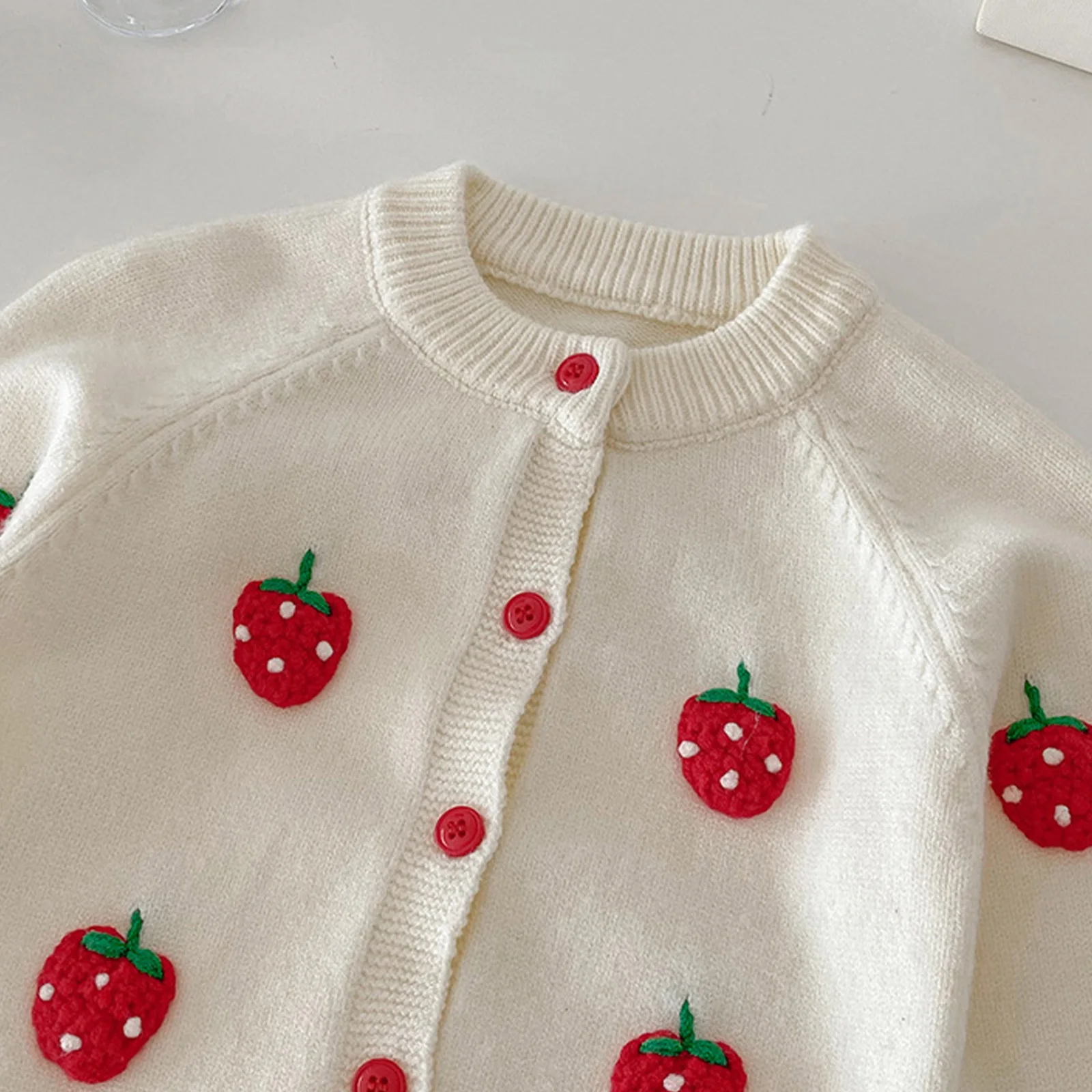 幼児女の赤ちゃん春秋ニット服イチゴ刺繍カーディガンコートとショートパンツクリスマス誕生日パーティー衣装