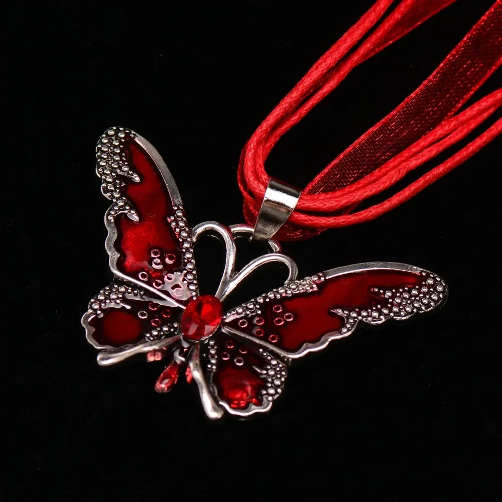 Neue Absatz Kristall Schmetterling Band Casual Anhänger Halskette für Frauen Mode Schmuck Zubehör Geschenke