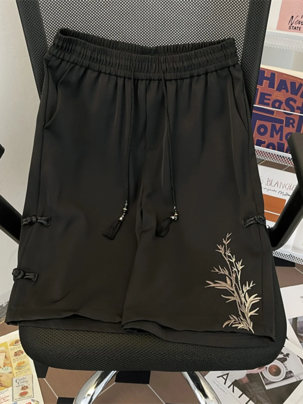 

Новые китайские летние повседневные свободные брюки унисекс из ледяного шелка с прямым кроем и дизайнерским акцентом, укороченные (до колена)