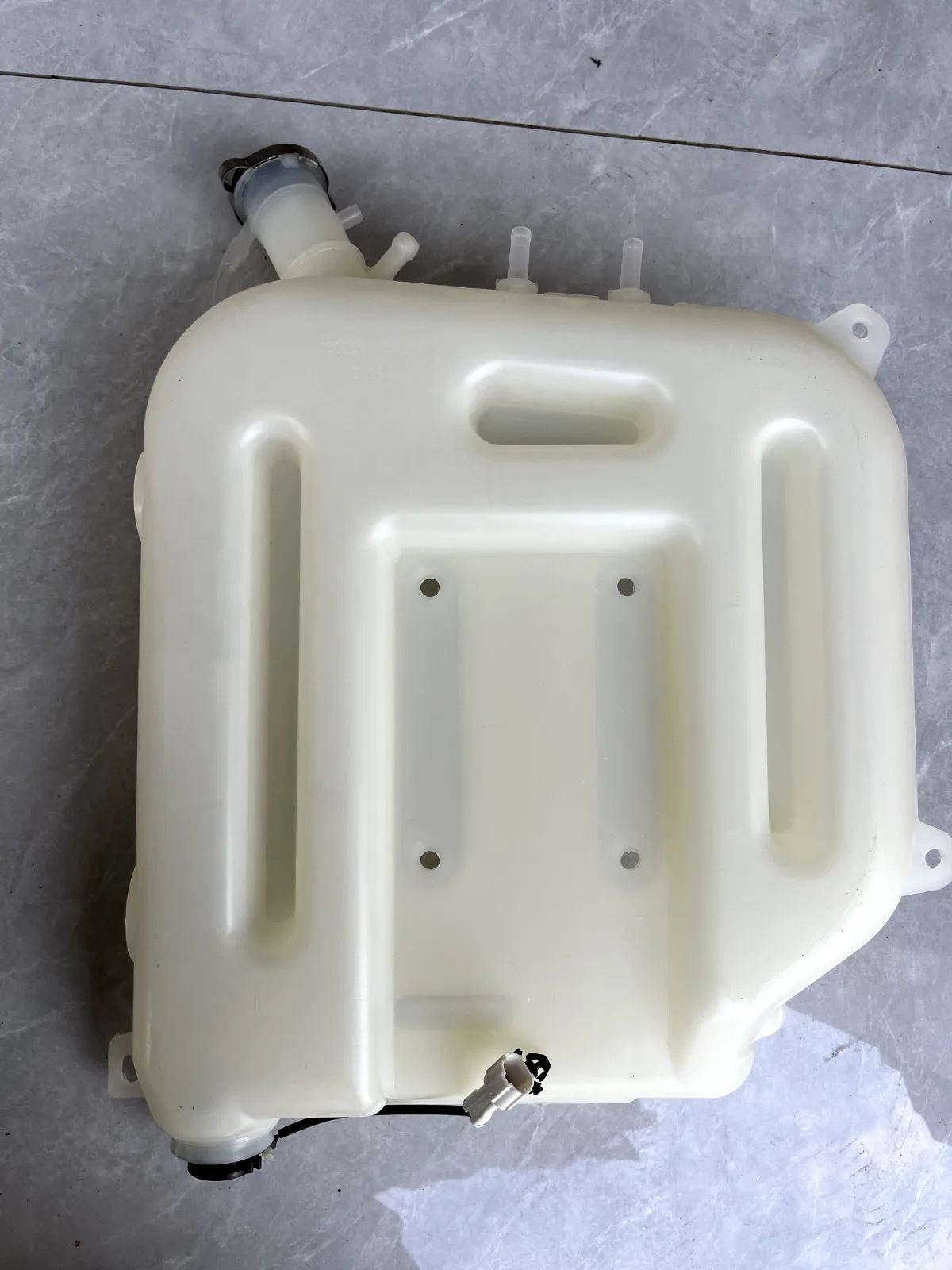 FIT FOR ISUZU GIGA CXZ CYZ EXZ EXR EXY TRUCK RADIATOR OVERFLOW BOTTLE WATER TANK