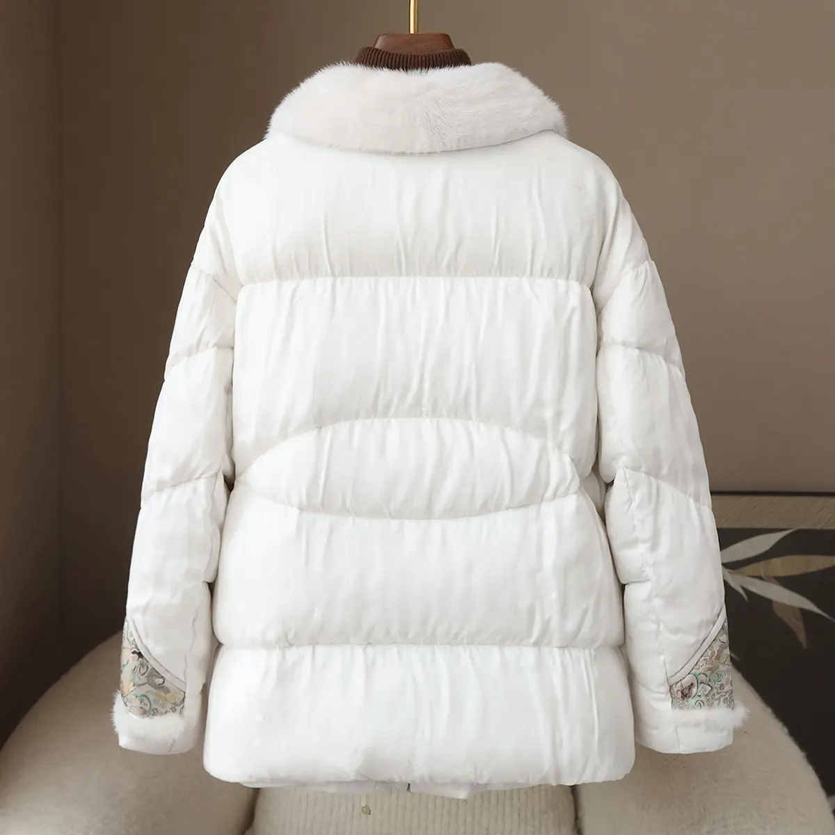 2025 가을 겨울 신상 여성 다운 자켓 루즈핏 레트로 출퇴근 자수 구스 다운 자켓