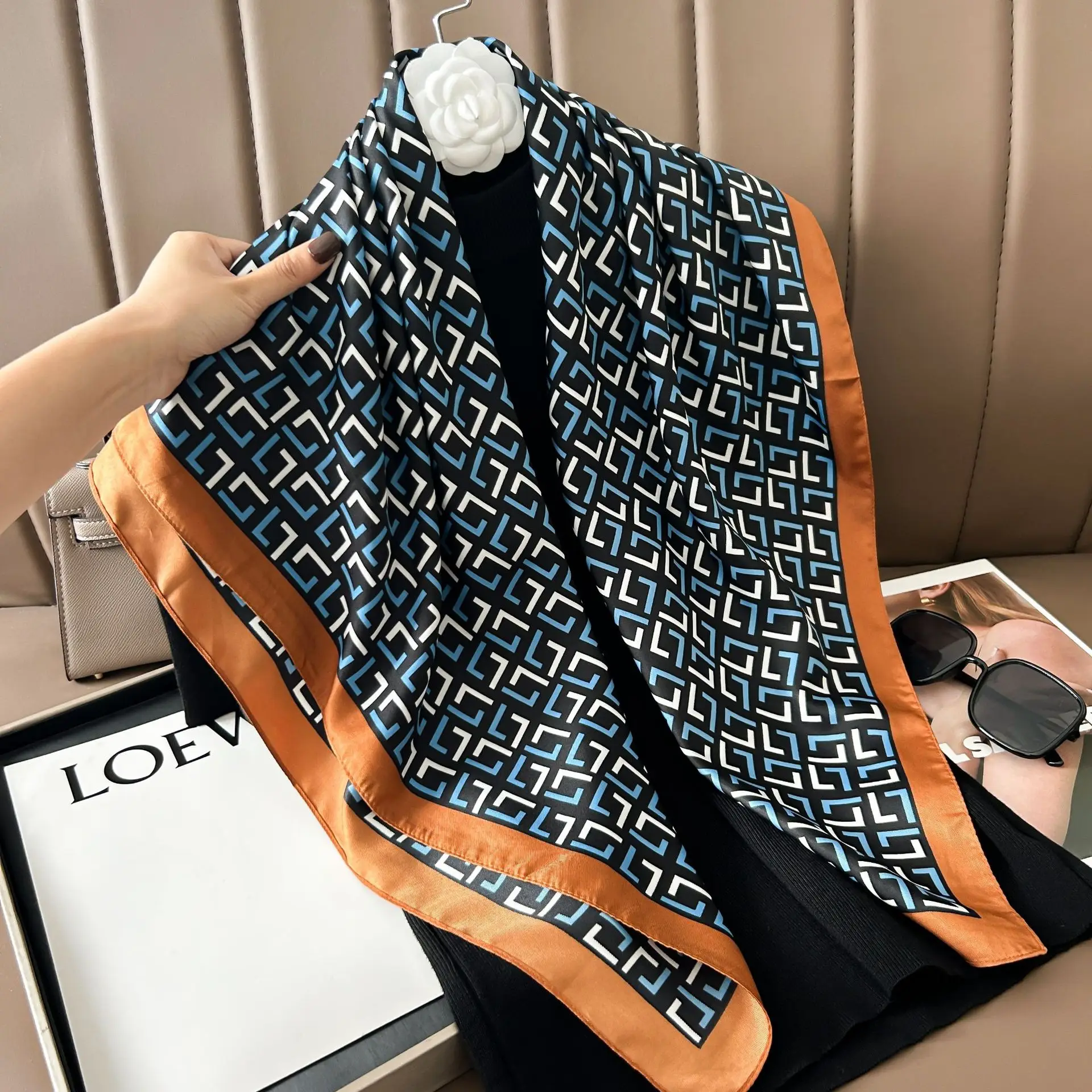 

Элегантный атласный квадратный шарф 90x90 см, винтажный профессиональный женский модный аксессуар с 3D буквенным принтом