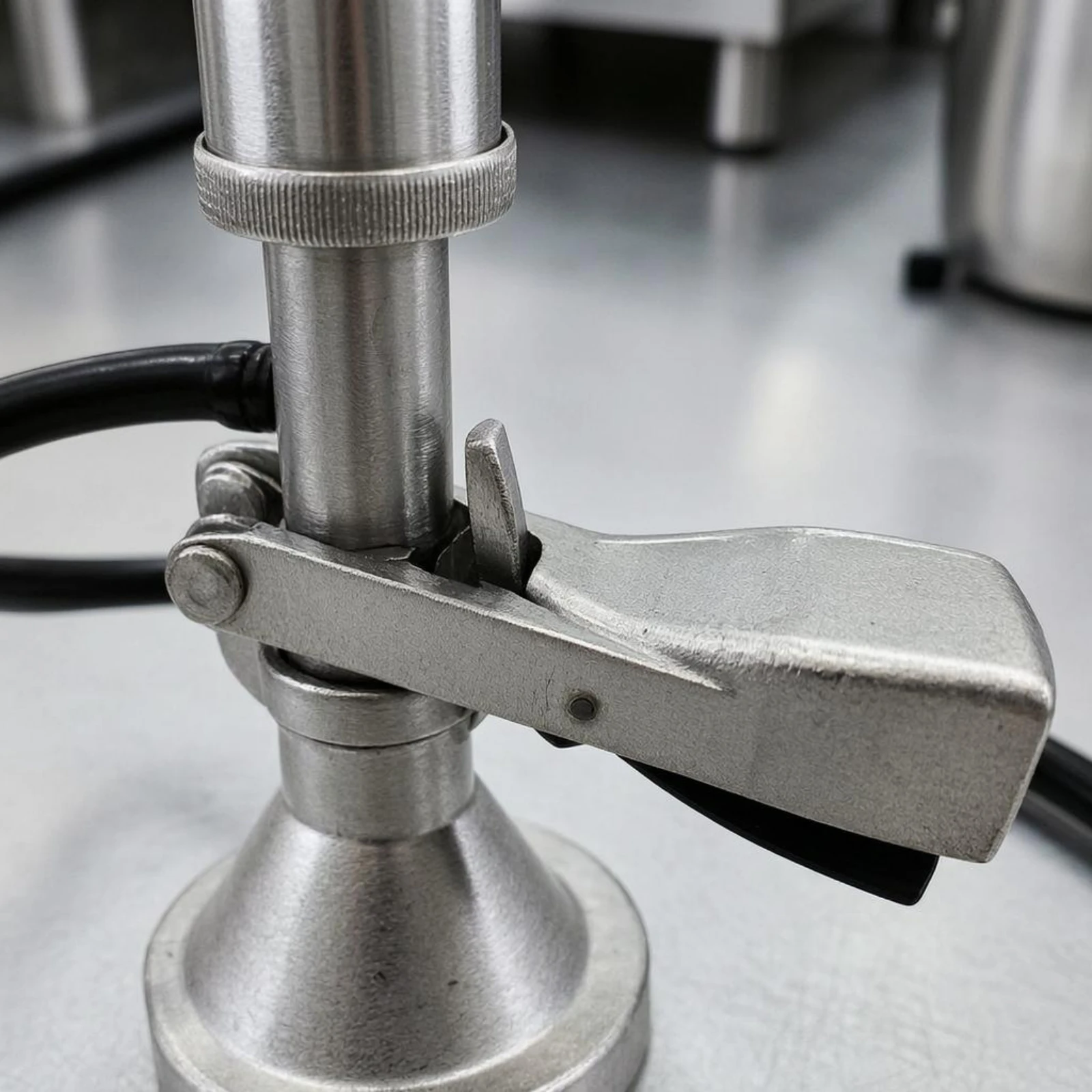 Beer Pressure Pump Hand-Operated Manual Beer Pump Compact Clamp-Mounted
