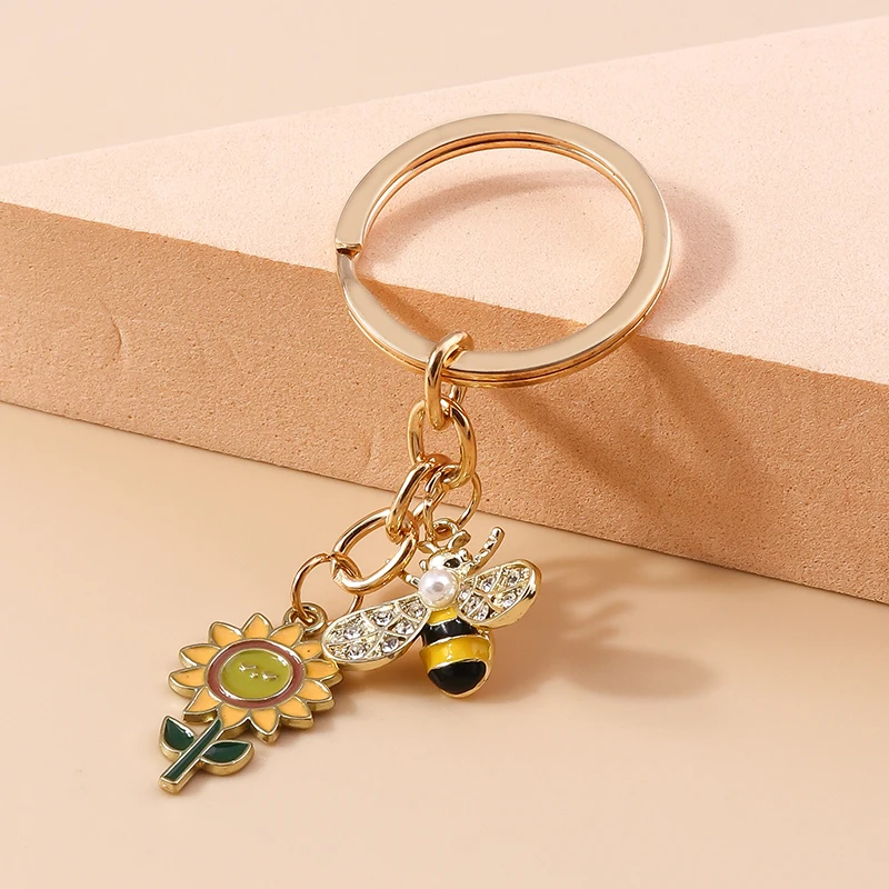 Cute Keychain Bee Honeycomb Flower Key Ring Garden Key Chains Souvenir Gift for Women Men Handbag Pendants Keychains Accessories