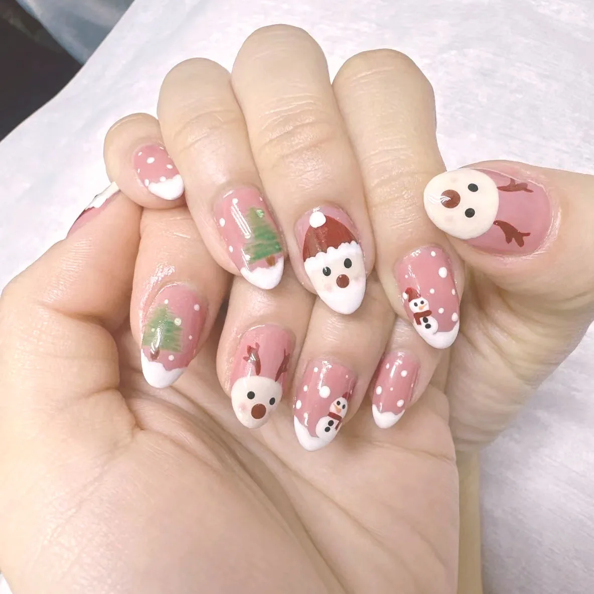 24pcs Short Almond False Nails Cute Cartoon Elk Snowman Xmas Tree Pattern Christmas Press On Nails Pink French Style Fake Nail