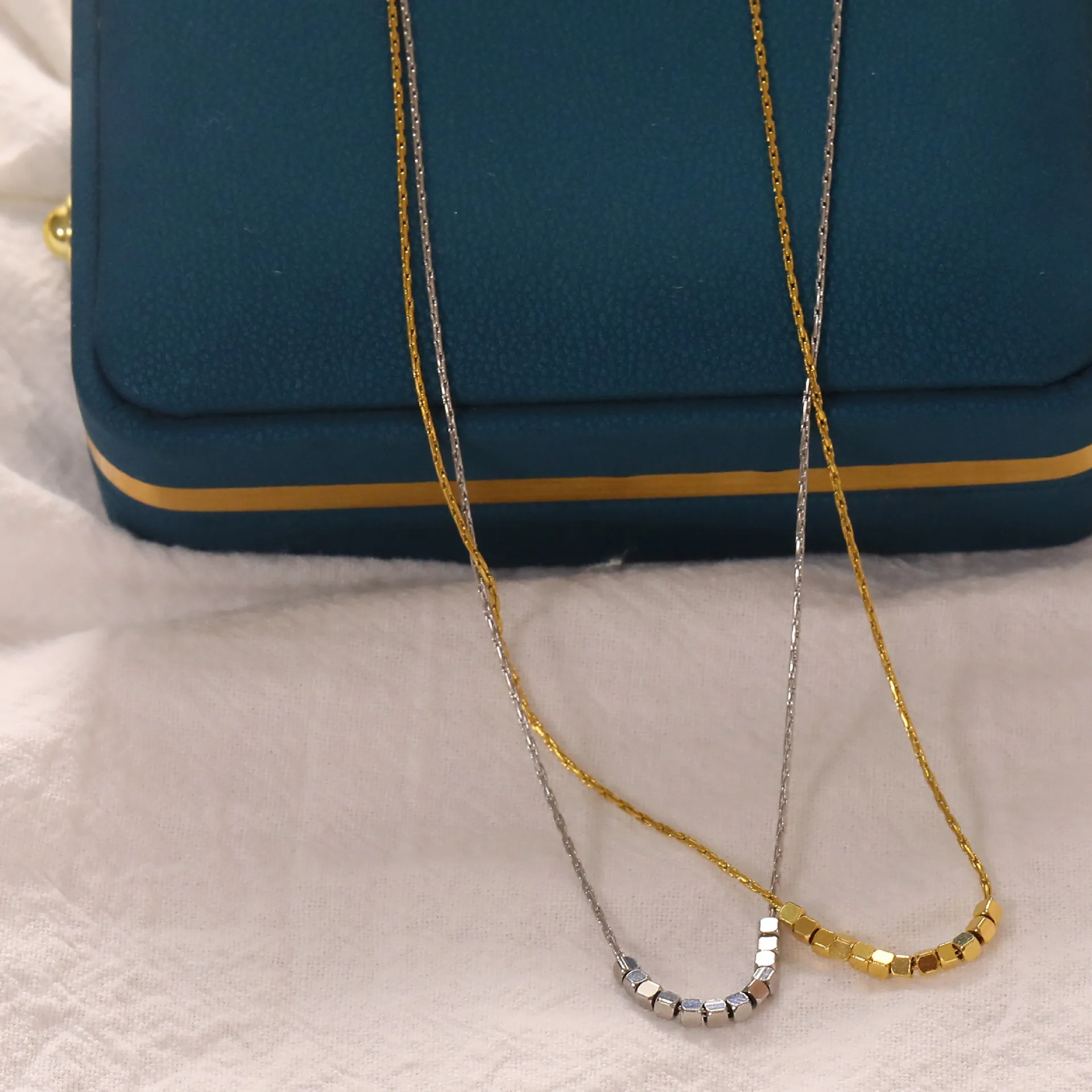 Stainless steel small sugar necklace for women, light luxury, broken gold, high-end feeling, no fading collarbone chain