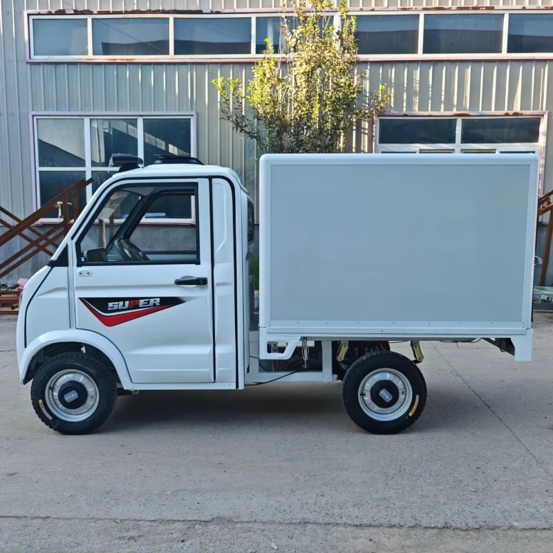 Small electric closed new energy truck, can provide fresh incubator