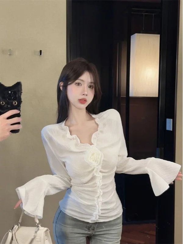 

Осенняя длинная футболка-блузка женская с V-образным вырезом, плиссированная, с цветочным узором, рукавами-колокол, модный дизайн, легкий и изысканный топ...