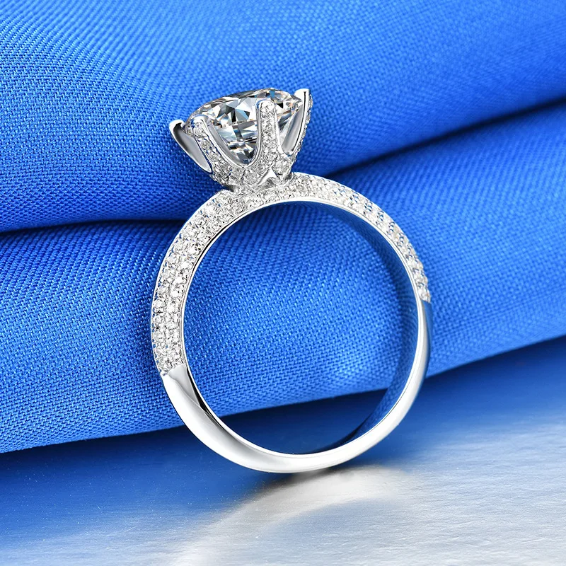 

PT950Platinum Half-Moon Ring with Luxurious Engraving and Elegant, Exquisite Six-Prong Design as a Piece of Jewelry