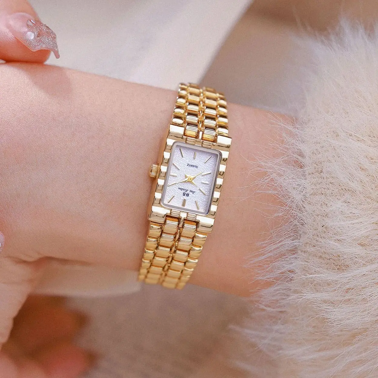 ساعة نسائية فاخرة ريترو أنيقة ذهبية وفضية ساعة مربعة صغيرة عالية الجودة سلسلة ساعات هدية للنساء