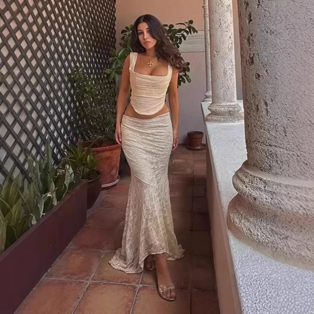 

Новый женский костюм 2026: плиссированный топ на бретельках и кружевная юбка