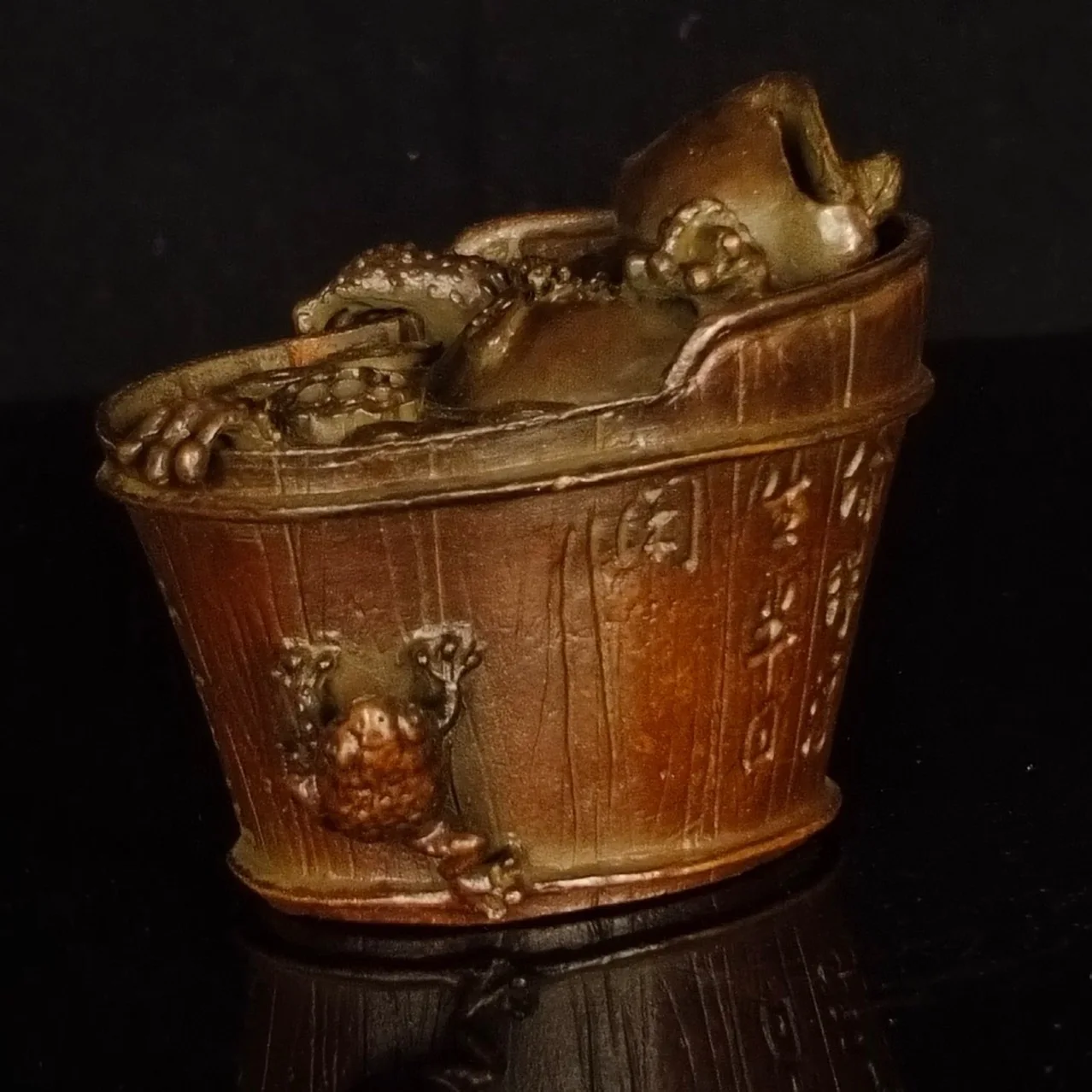 

Creative frog society king incense burner small sandalwood stove tea ceremony tea decoration bronze play crafts.