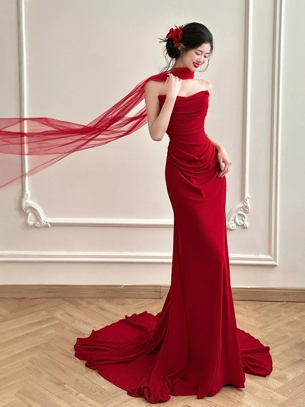 

Красное вечернее платье с шлейфом для подружки невесты, для свадебных торжеств, официальных мероприятий, коктейльных вечеринок и приемов