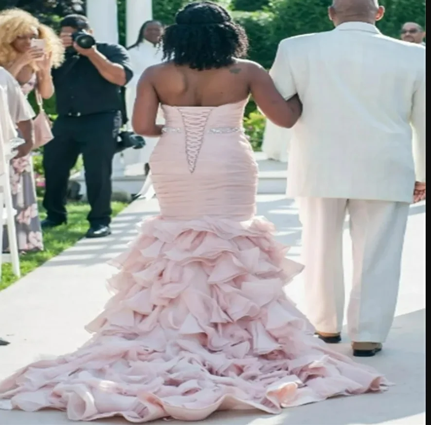 Aangepaste lieverd kralen riem zeemeermin trouwjurk Robe De Mariée luxe Afrika trapsgewijze ruches roze bruidsjurk