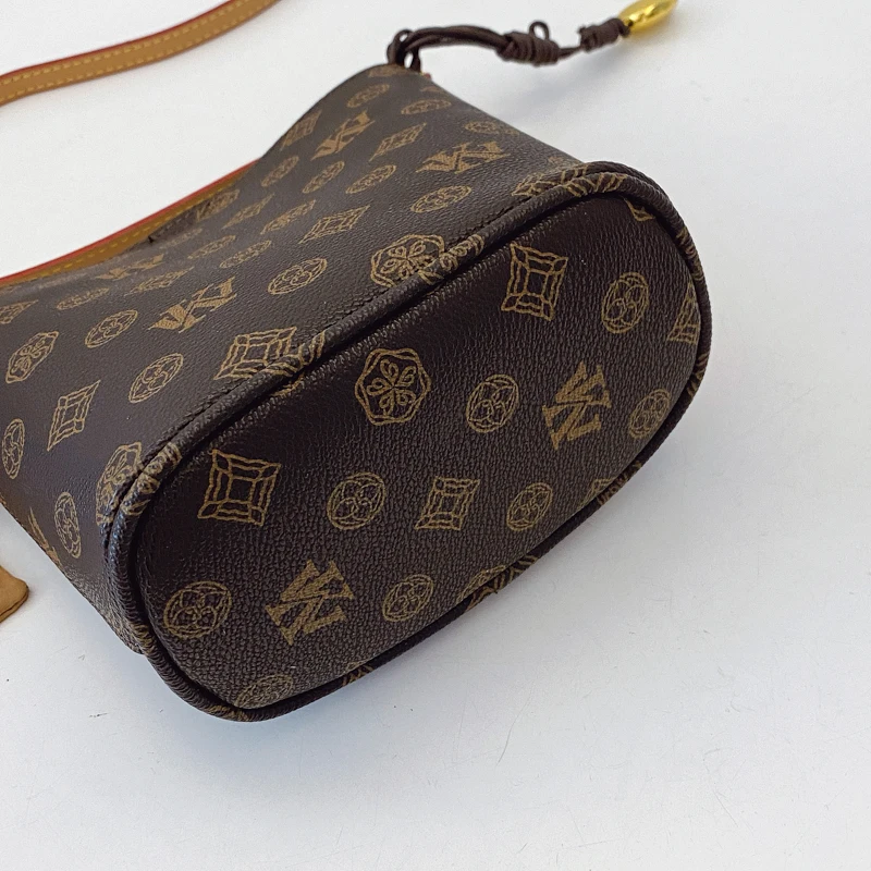 Elegant Luxury High-End Shopper Bag for Women with Large Capacity Commuter Friendly Solid Color and Trendy Fashion