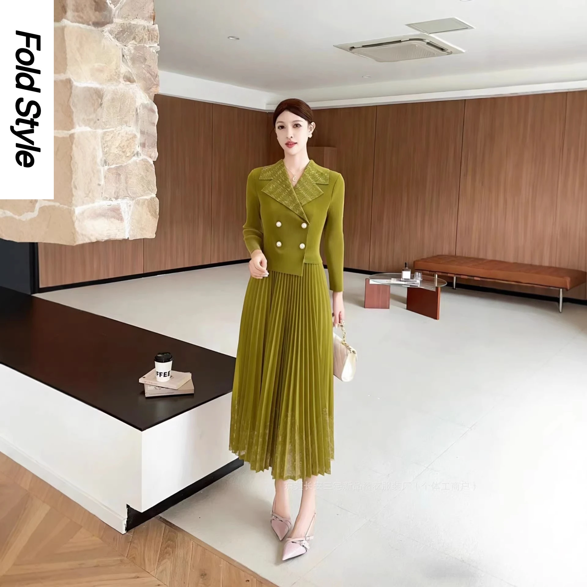 

Miyake New Winter 2025 Bronzing Elegant Pleated Dress Waist Slimming French Pleated Loose Skirt Women