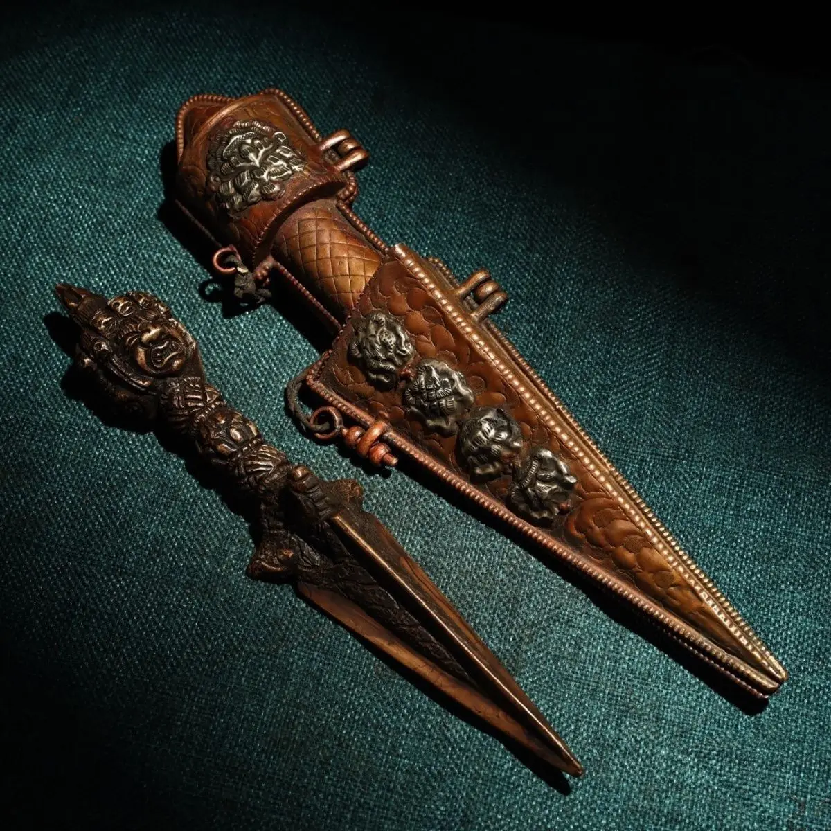 Old Tibetan Xizang received pure copper and silver vajra pestle, magic tool, exquisite craftsmanship, weighing 680 grams and 25