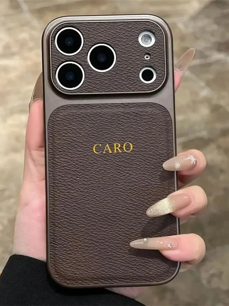 Gepersonaliseerde gouden/zilveren initialen lederen hoesje voor iPhone 17, 16, 15, 14, 13 Pro Max, 15 Plus, 17 Air. Luxe lensbescherming. - afbeelding 2