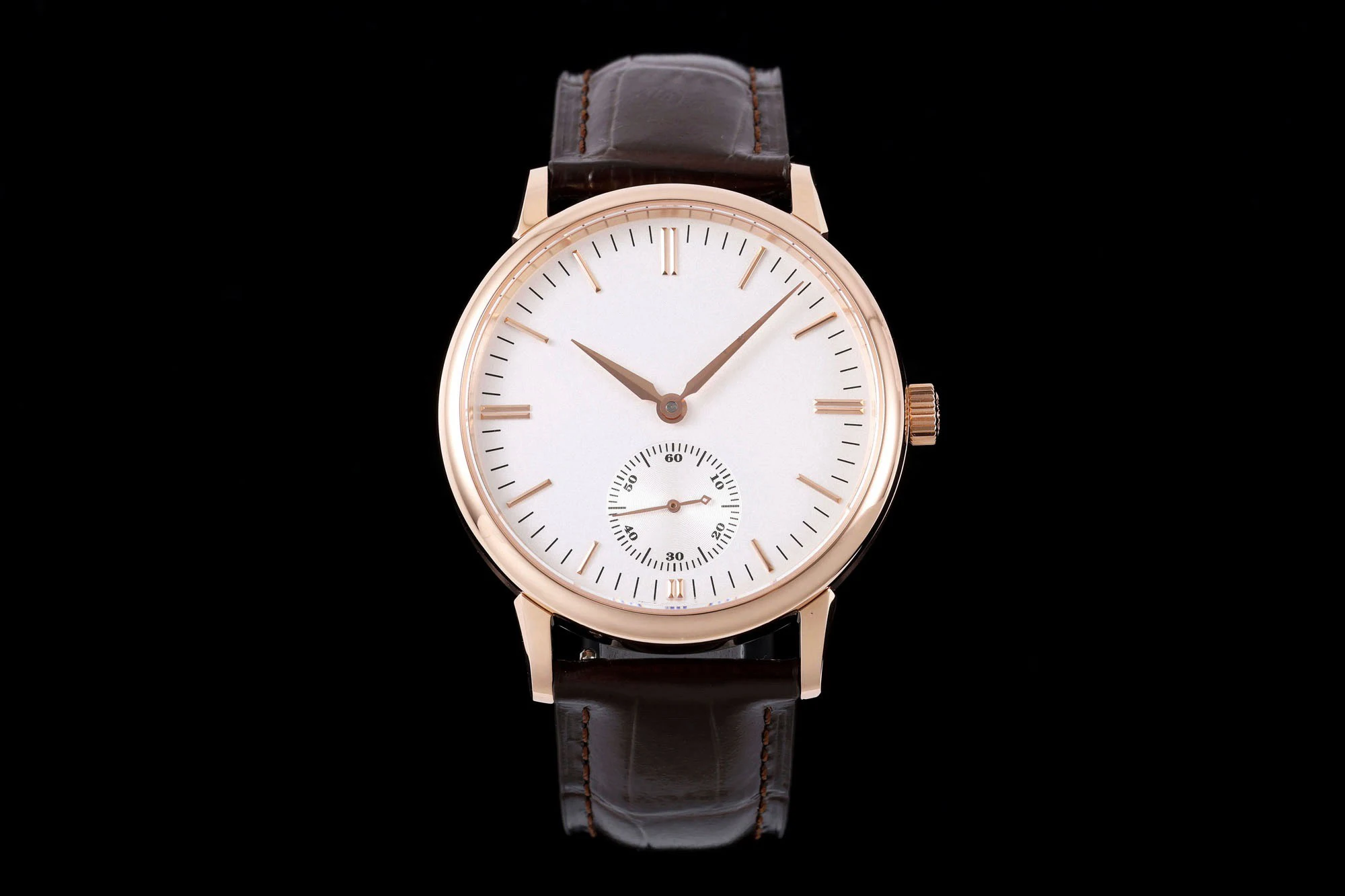 

Customized watch, 38.5mm, sapphire glass mirror, custom integrated movement, leather strap