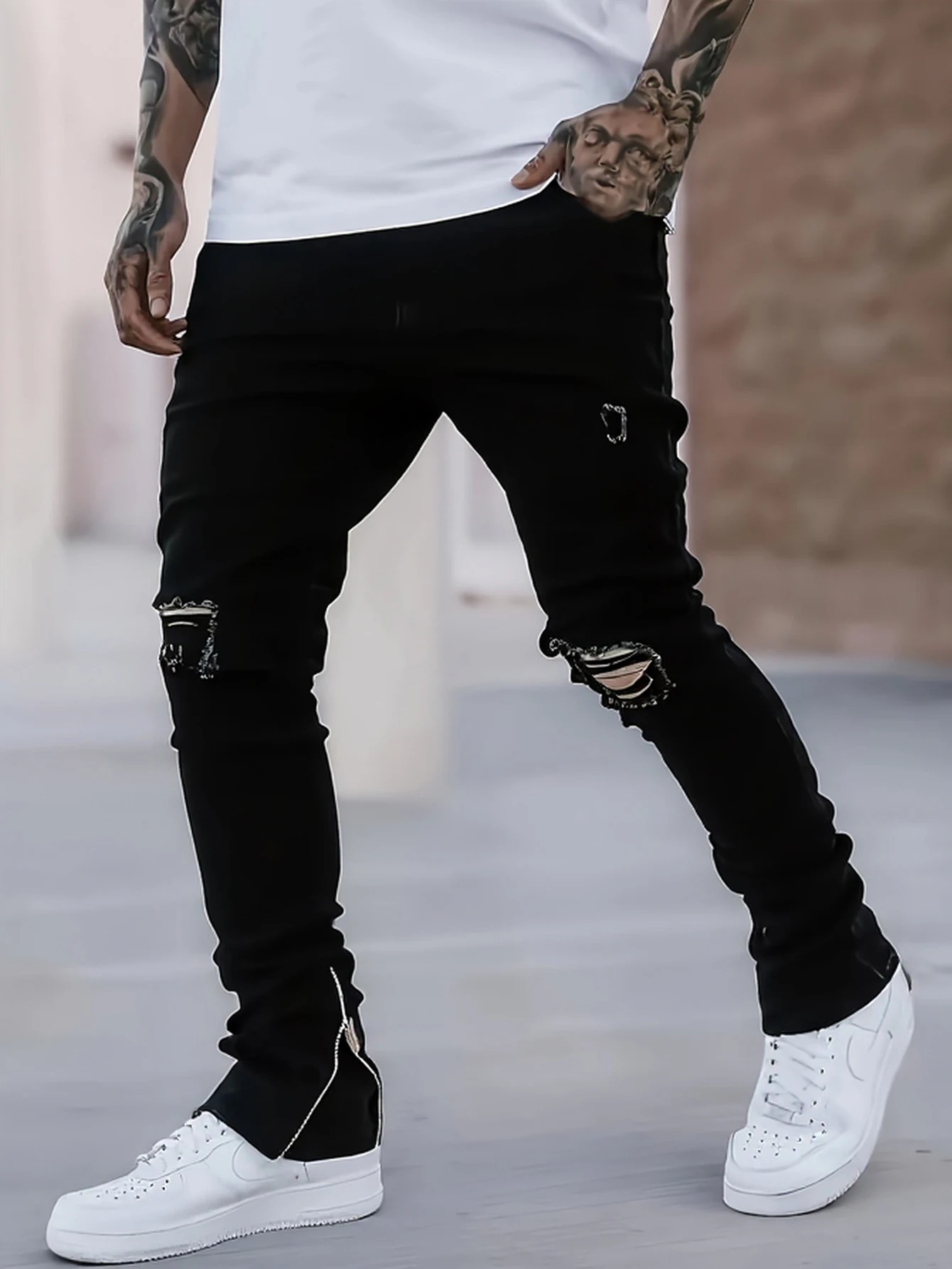 

Мужские черные узкие джинсы с потертостями, с уникальным изношенным дизайном и элементами на молнии на манжетах, легко создатся.