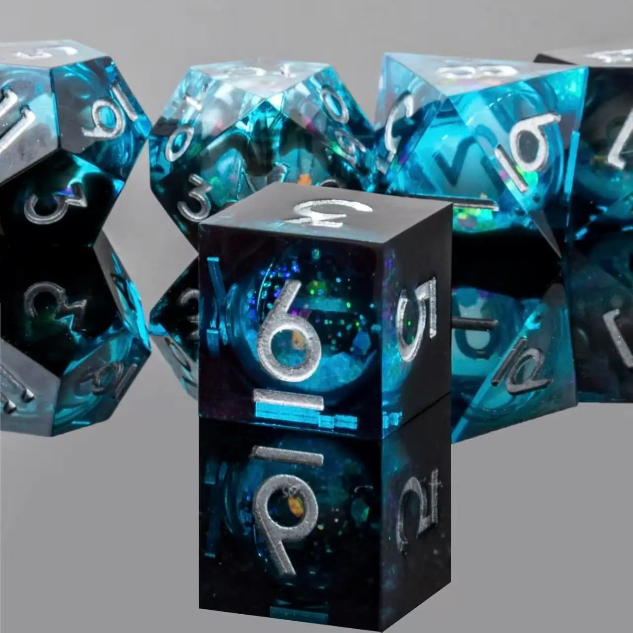 

Two-color RPG Dice Set DND Liquid Core Dice D6 D20 Polyhedral Dice Set for dragon and dungeon D&D Dices set Resin Cube TRPG Game