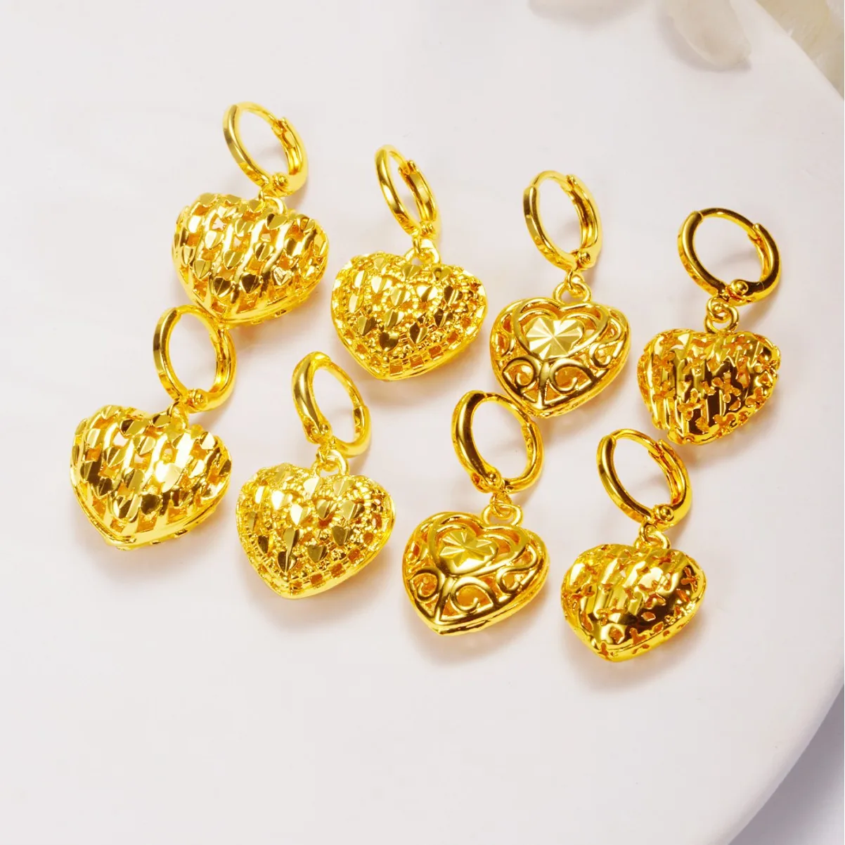 Huixing cross-border light luxury love hollow earrings women's copper plated 24K gold heart earrings sweet and cute peach heart