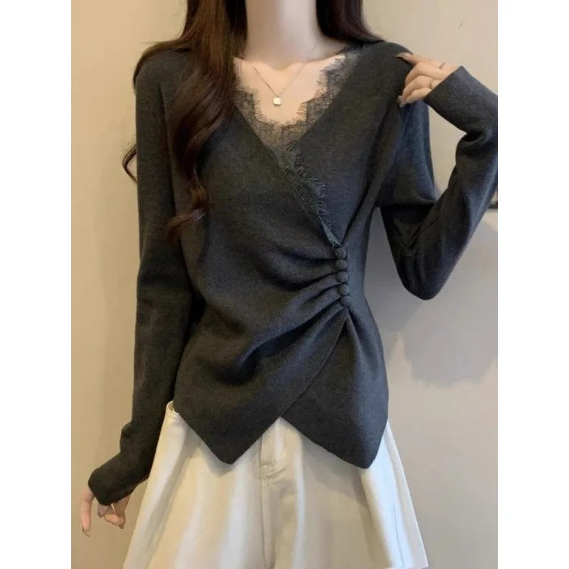 Plus-size women's retro design lace patchwork base layer top, an irregular velvet top that makes women look slimmer and fatter
