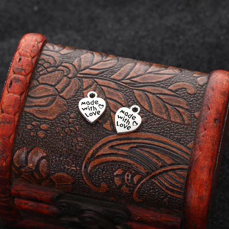 Elegant and niche retro alloy heart-shaped pendants, DIY fashion clothing accessories and antique silver and gold