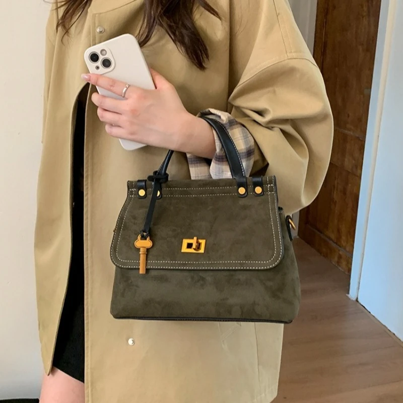 

Оригинальная дизайнерская женская сумка, новинка из искусственной замши, изысканная трендовая роскошная сумка через плечо, высококачественная сумка через плечо с украшением для ключей