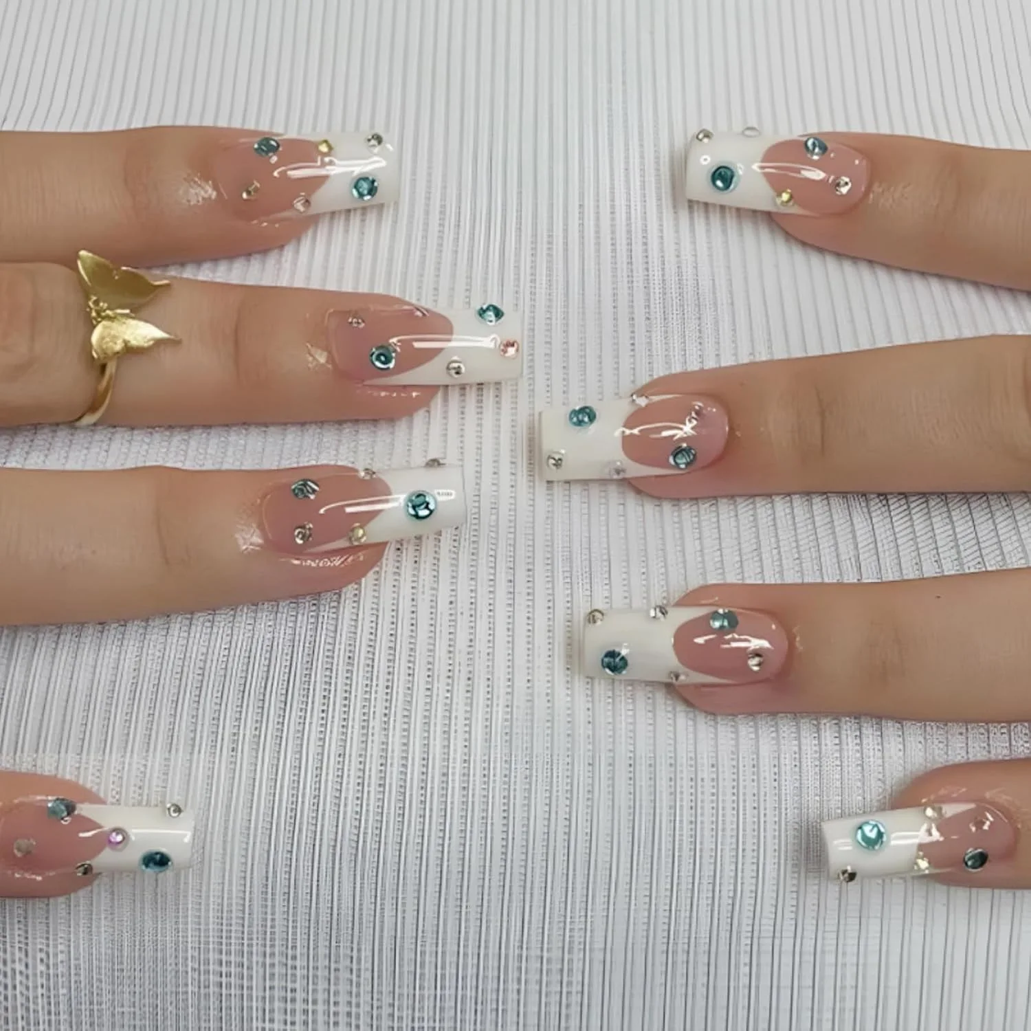 Pink Almond Fake Nails Simple French Style Press on Nails 3D Pink Bowknot Diamond Designs Full Cover Fałszywe paznokcie dla kobiet