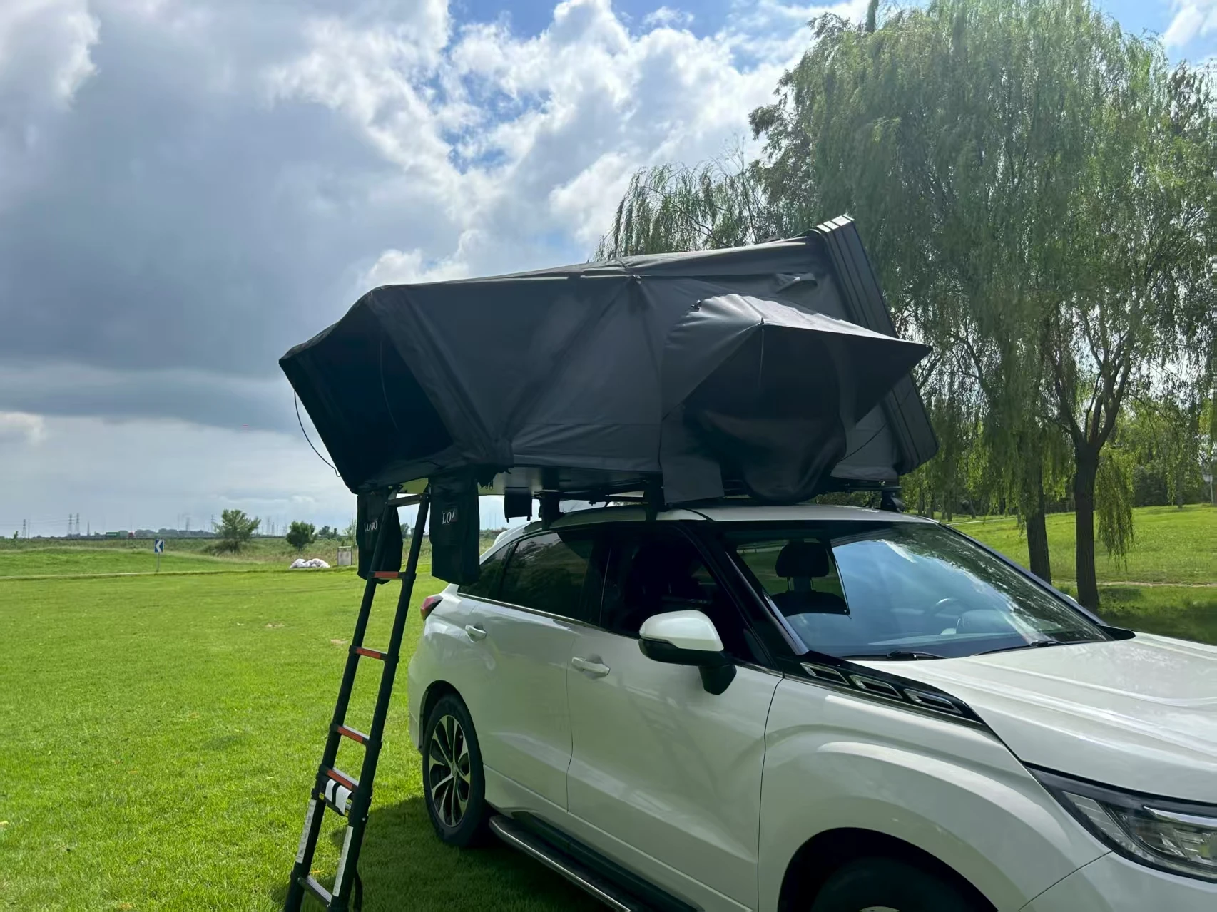 Customized 4 Person Camping Hard Shell Car Rooftop Tent Australia Side Opening Clamshell Aluminum Hardshell Car Rooftop Tent
