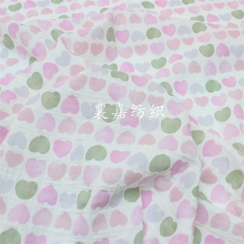 Tecido crepe de gaze de camada dupla clássico pequeno amor crianças mulheres casa almofada de esponja diy material hanrt tecido impresso macio