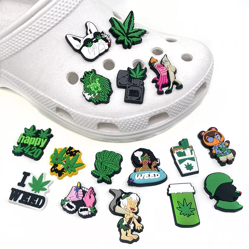 Breloques de chaussures de dessin animé en PVC pour enfants, série de motifs de dollars, feuilles vertes, accessoires amusants de bricolage, cadeaux de Noël pour adultes et hommes, décoration chaude, 1PC