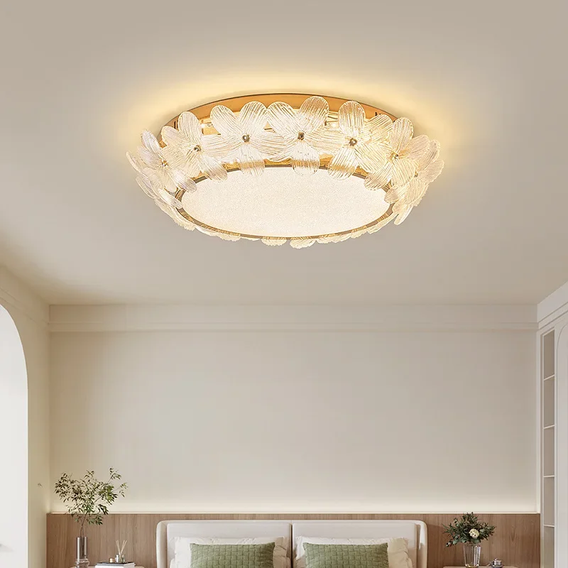 クリーム色の風の花びらが温かみのあるプリンセスルームの天井照明、フレンチロマンティッククリスタルフラワーラウンドライト、豪華なマスターベッドルームの天井照明