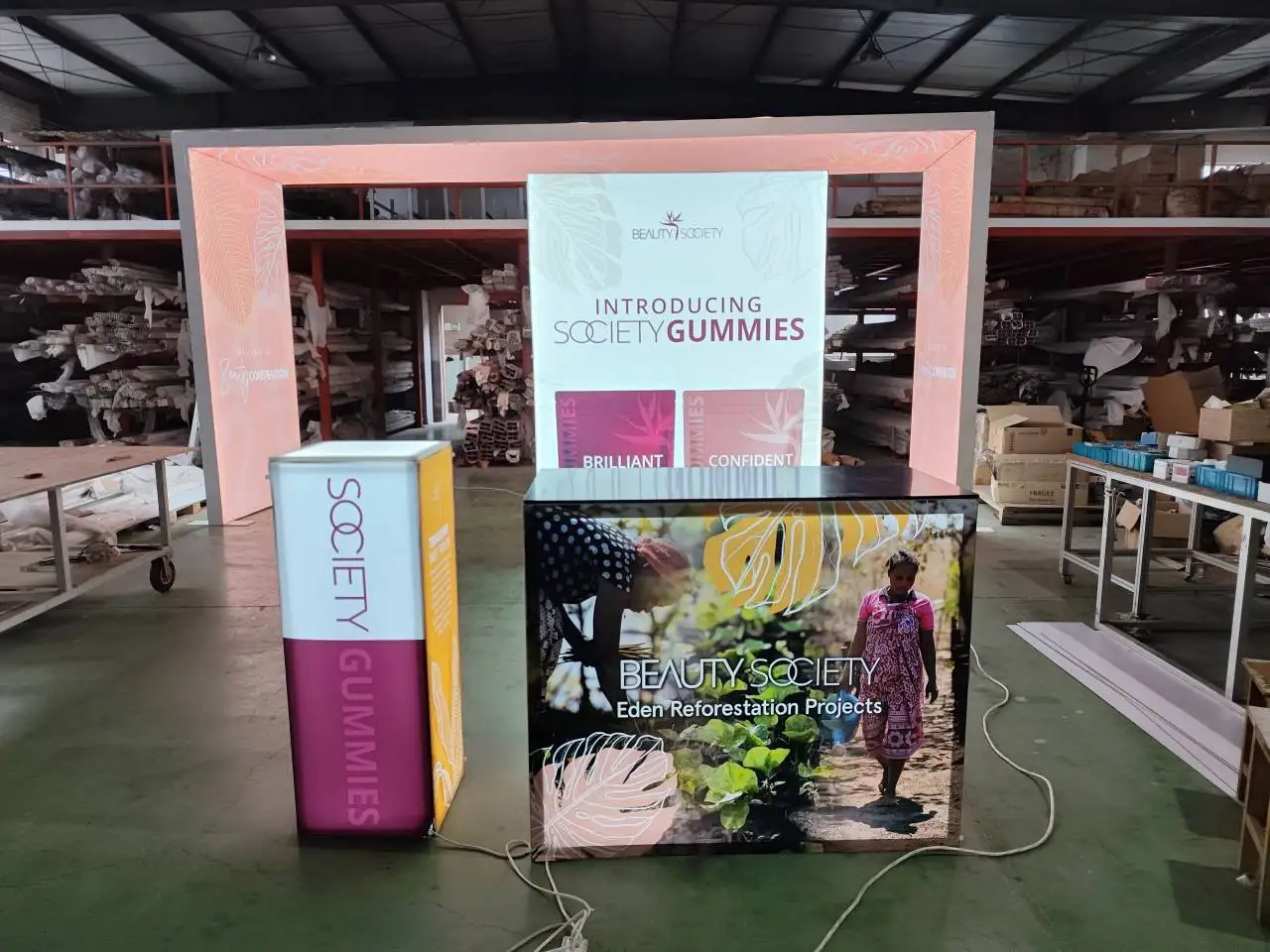 كشك المعرض التجاري كشك المؤتمر يعرض حامل المعرض خلفية يعرض جدران لعرض مستحضرات التجميل في أمريكا الشمالية من Cosmoprof