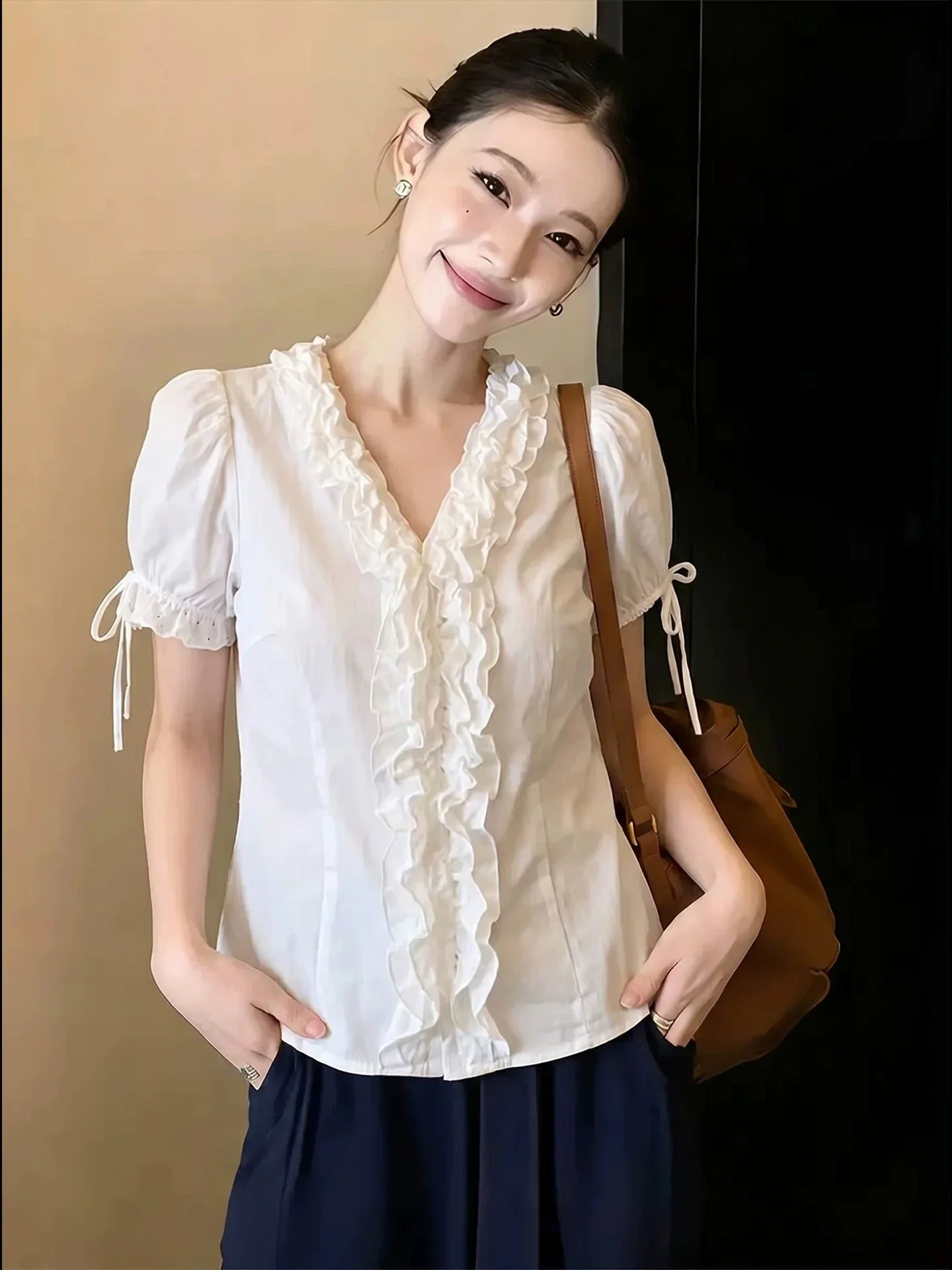

Sweet Style V-Neck Bubble Sleeve Shirt Women's Summer Elegant Design Commute Wind Blouse Wooden Ear Commute Fashion