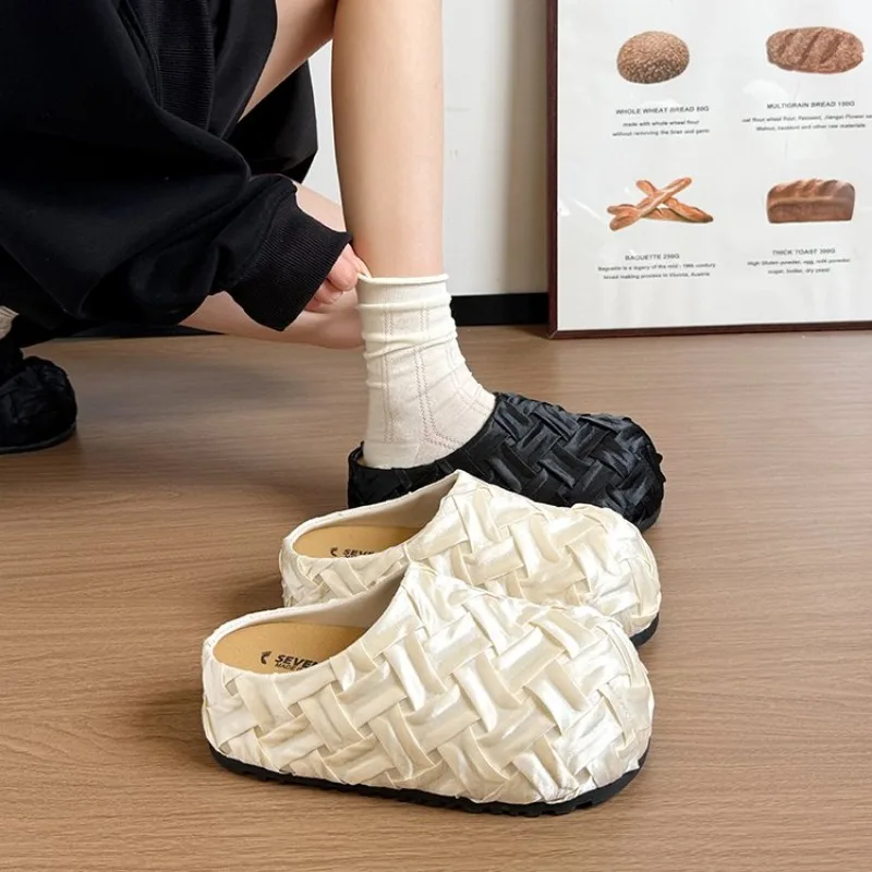 

2026 Summer New Women's Round Toe Closed Toe Flat Slippers Thick Sole Mid Heel Casual Fashionable Beach and Elegant Flat Shoes