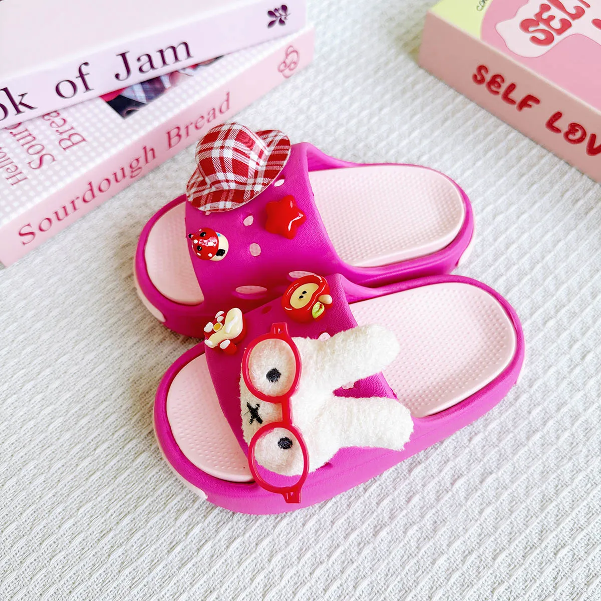 

Новые модные универсальные красные шляпы, очки, тапочки из ЭВА для девочек, модные двухцветные нескользящие сандалии на мягкой подошве 831