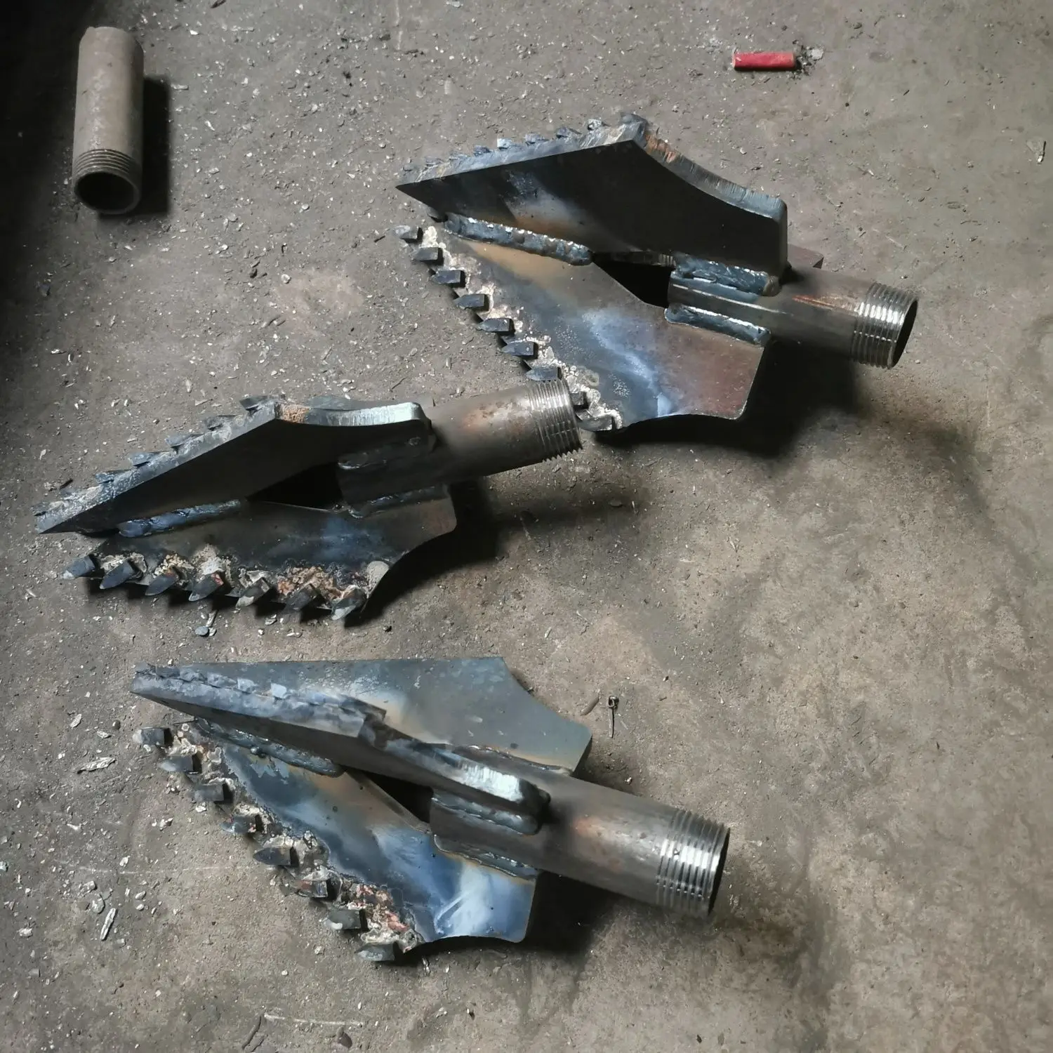 

Специальное сверло для бурения водяных скважин — сверло из 3-х крыльев из сплава — совместимое со сверлильными трубами